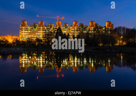 Das Universitätsklinikum (Uniklinik) Aachen in der Nacht mit Reflexion in einem kleinen See. Das Krankenhaus ist eines der größten in Europ Stockfoto