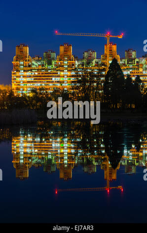 Das Universitätsklinikum (Uniklinik) Aachen in der Nacht mit Reflexion in einem kleinen See. Das Krankenhaus ist eines der größten in Europ Stockfoto