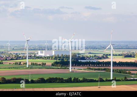 Flache westdeutsche Landschaft in der Nähe von Aachen und Herzogenrath mit Windkraftanlagen im Vordergrund. Stockfoto