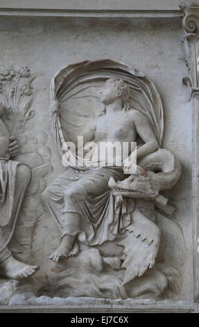 Italien. Rom. Ara Pacis. Panel der Tellus. Detail. Der Meereswinde, Reiten auf dem Rücken einer Seeschlange. 13-9BC. Stockfoto