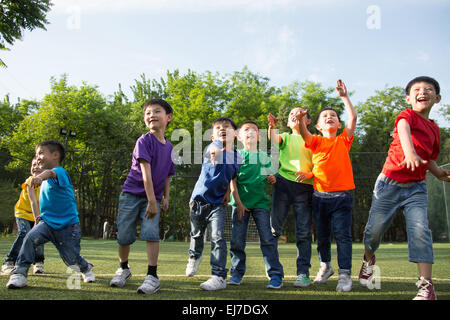 Kinder spielen auf dem Rasen Stockfoto