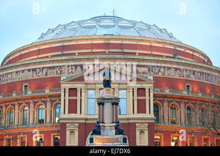 Prinz Albert-Statue auf der Süd-Terrasse, der Royal Albert Hall in London. Der Konzertsaal ist Heimat der Proms, stattfindenden p Stockfoto