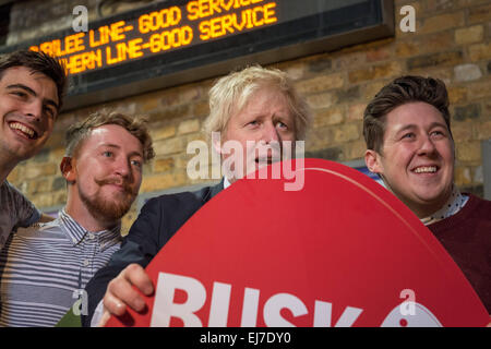 London, UK. 23. März 2015 - trat der Bürgermeister von London, Boris Johnson heute Morgen die maßgeschneiderte Band um den offiziellen Startschuss für das diesjährige Gigs als Straßenmusikant Wettbewerb und zwei neue Initiativen zur Unterstützung und Förderung von Straßenmusik und Straße Leistung in der Hauptstadt und darüber hinaus. Bildnachweis: Velar Grant/ZUMA Wire/ZUMAPRESS.com/Alamy Live-Nachrichten Stockfoto