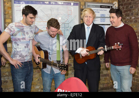 London, UK. 23. März 2015. L-R: Matt Pickersgill, Aaron Murphy, Boris Johnson und Jack Frimston. Der Bürgermeister von London, Boris Johnson trat Londoner Band The maßgeschneiderte zum offiziellen Startschuss für das diesjährige Gigs als Straßenmusikant Wettbewerb und zwei neue Initiativen zur Unterstützung und Förderung von Straßenmusik und Straße Leistung in der Hauptstadt und darüber hinaus. Dazu gehören Busk in London, die der Bürgermeister mit einer Reihe von Partnern so eingerichtet, dass als Straßenmusikant einfacher quer durch die Hauptstadt zu machen und einen Straßenmusiker Code of Conduct wurde vorgestellt. Bildnachweis: Nick Savage/Alamy Live-Nachrichten Stockfoto