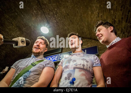 London, UK. 23. März 2015. Die maßgeschneiderten Band busk bei der London Bridge Station Credit: Guy Corbishley/Alamy Live News Stockfoto