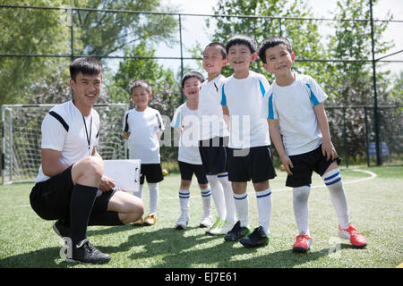 Ein Fußballtrainer in den Leitlinien für die jungen Stockfoto