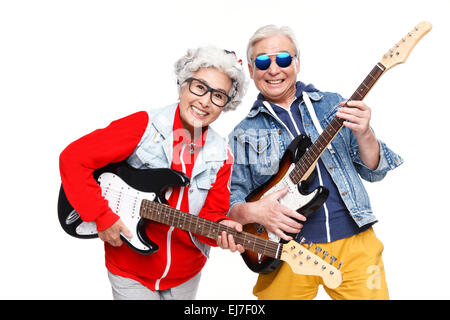 Zwei Mode älterer Menschen, die Gitarre zu spielen Stockfoto