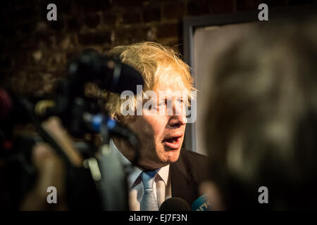 London, UK. 23. März 2015. Bürgermeister Boris Johnson interviewt bei der London Bridge Station Credit: Guy Corbishley/Alamy Live News Stockfoto