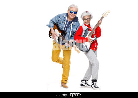 Zwei Mode älterer Menschen, die Gitarre zu spielen Stockfoto