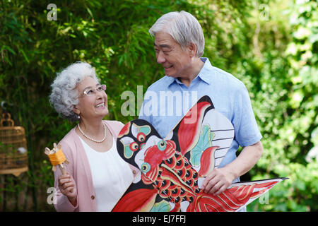 Das alte Ehepaar bereit, einen Drachen zu fliegen Stockfoto