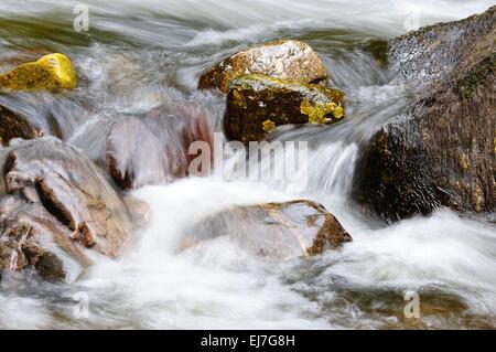 Mitte des fließenden Wassers Stockfoto
