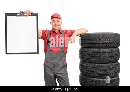 Mechaniker mit einem Klemmbrett mit ein leeres Blatt Papier darauf Stockfoto