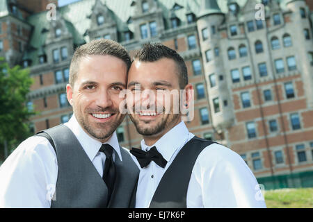 Porträt einer Homosexuell männlichen Liebespaar am Tag ihrer Hochzeit. Stockfoto