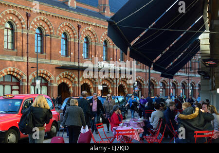 Cafe, St. Pancras International Station, Euston Road, London NW1, Vereinigtes Königreich Stockfoto