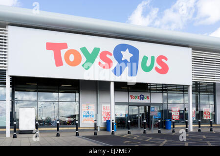 Ein Zweig der Я Toys Us auf der Glocke grün Retail Park in Süd-London. Stockfoto