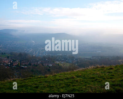 Nebliger Tag über Mossley mit den Walliser Bergen im Hintergrund, Mossley, größere Manchester, UK. Stockfoto