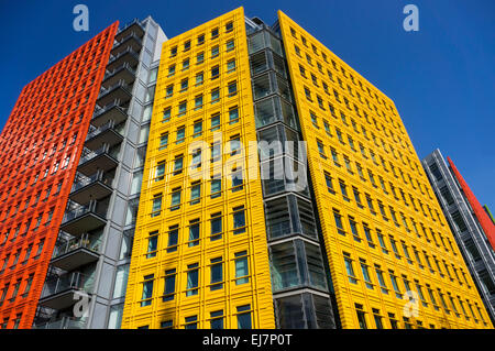 Bunte Fassade auf der Central St Giles Mischnutzung im Zentrum von London, von Renzo Piano entworfen. Stockfoto