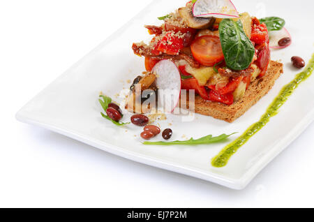 Salat aus gebackenen Auberginen und Paprika Stockfoto