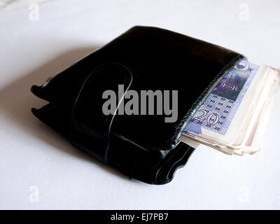 Schwarzes Leder Brieftasche voller zwanzig Pfund-Noten. England-UK. Stockfoto