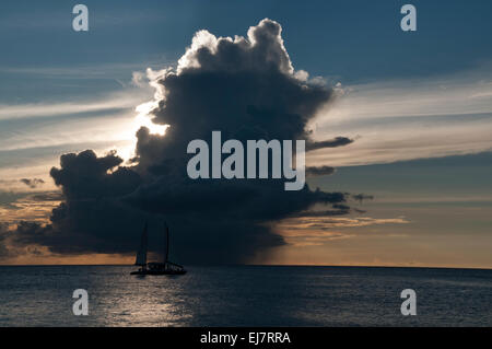 Eine Gewitter entwickelt sich in der Nähe der Karibik Insel Grenada. Stockfoto