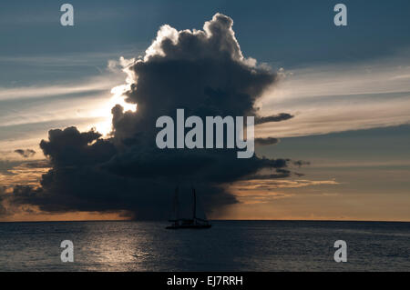 Eine Gewitter entwickelt sich in der Nähe der Karibik Insel Grenada. Stockfoto