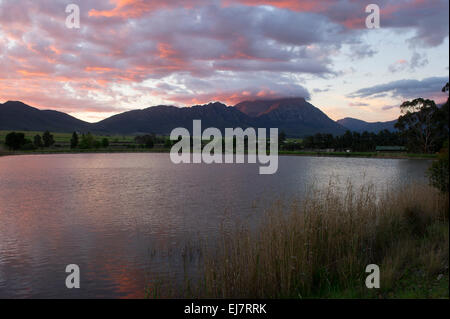 Sonnenuntergang über den Bergen Winterhoek, Tulbagh, Südafrika Stockfoto