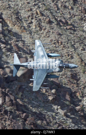 Nahaufnahme Foto des US Marine Corps AV-8B Harrier Jet Fighter fliegen in niedriger Höhe entlang einer Wüste Valley in Kalifornien, USA. Stockfoto