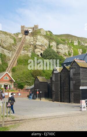 Fishermans Holzhütten am Strand von Hastings Altstadt. East Sussex. England. Menschen mit Standseilbahn auf Klippe Stockfoto