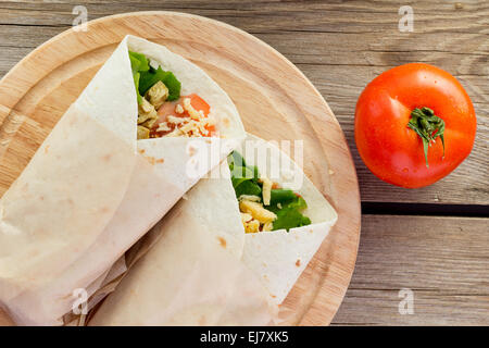 Schuss von Chicken Fajitas auf Holzplatte Draufsicht Stockfoto