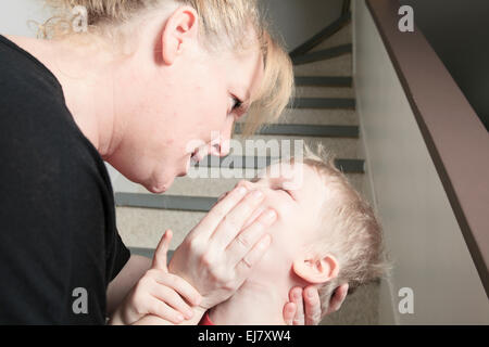 Vernachlässigte einsame Kind an die Wand gelehnt Stockfoto