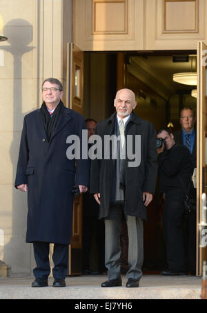 Washington DC, USA. 23. März 2015. U.S. Defense Secretary Ashton Carter (L) beherbergt eine Ehre Cordon, afghanische Präsident Ashraf Ghani in das Pentagon, Washington, DC, USA, 23. März 2015 begrüßen zu dürfen. (Xinhua/Yin Bogu) Bildnachweis: Xinhua/Alamy Live-Nachrichten Stockfoto