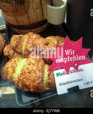 Berlin, Deutschland, Detail französischen Croissants, Gebäck in deutsche Bäckerei Schaufenster an U-Bahn im Bezirk Mitte Stockfoto