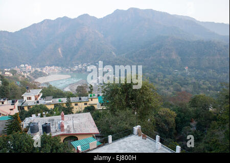 Ein Blick vom Hügel Top Swiss Cottage, Tapovan mit eine erstaunliche Aussicht Blick auf Rishikesh und des Ganges Stockfoto