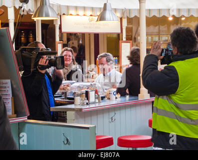 Bath, Großbritannien. 23. März 2015. Sir Terry war unterhaltsam und jovial, wie er auf die Time Out-Espresso-Bar im historischen Guild Hall Markt im historischen georgischen Bad Credit gefilmt: Herr Standfast/Alamy Live News Stockfoto