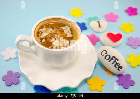 Weiße Tasse Kaffee mit dekorierten Schaum und Felsen sagen: "Ich liebe Kaffee" Stockfoto