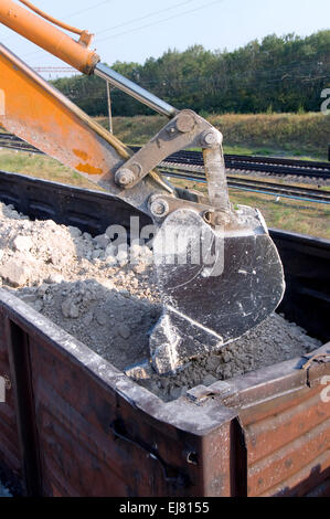 Loader lädt der Wagenzug Stockfoto