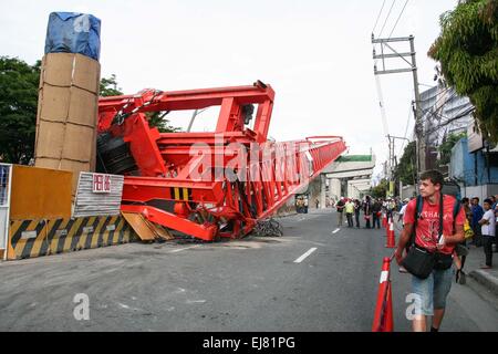 Pasay, Philippinen. 23. März 2015. Menschen zu Fuß durch den eingestürzten Träger Launcher entlang der Andreaskirche Avenue in Pasay City Pass. Bei rund 3 heute Nachmittag entlang der Andrew Avenue in der Nähe von Tramo in Pasay City brach eine Träger-Launcher aus den laufenden Bau der NAIA Expressway, verursachende Schäden auf vorbeifahrenden Autos. Keine Berichte über Opfer, aber der Vorfall mindestens 5 Autos beschädigt und stark befahrenen entlang der Andreaskirche Avenue verursacht. Bildnachweis: J Gerard Seguia/Pacific Press/Alamy Live-Nachrichten Stockfoto