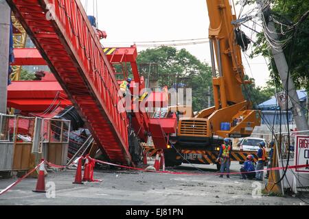 Pasay, Philippinen. 23. März 2015. Arbeiter versuchen, den eingestürzten Girder-Launcher zu sichern, bevor sie demontieren und entfernen Sie es von Schwergut-Krane. Bei rund 3 heute Nachmittag entlang der Andrew Avenue in der Nähe von Tramo in Pasay City brach eine Träger-Launcher aus den laufenden Bau der NAIA Expressway, verursachende Schäden auf vorbeifahrenden Autos. Keine Berichte über Opfer, aber der Vorfall mindestens 5 Autos beschädigt und stark befahrenen entlang der Andreaskirche Avenue verursacht. Bildnachweis: J Gerard Seguia/Pacific Press/Alamy Live-Nachrichten Stockfoto