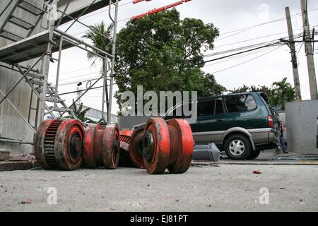 Pasay, Philippinen. 23. März 2015. Träger-Launcher-Lager, die fielen und beschädigte mehrere Fahrzeuge in der Andreaskirche Avenue in Pasay City. Bei rund 3 heute Nachmittag entlang der Andrew Avenue in der Nähe von Tramo in Pasay City brach eine Träger-Launcher aus den laufenden Bau der NAIA Expressway, verursachende Schäden auf vorbeifahrenden Autos. Keine Berichte über Opfer, aber der Vorfall mindestens 5 Autos beschädigt und stark befahrenen entlang der Andreaskirche Avenue verursacht. Bildnachweis: J Gerard Seguia/Pacific Press/Alamy Live-Nachrichten Stockfoto