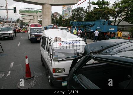 Pasay, Philippinen. 23. März 2015. Zwei von den gemeldeten fünf Fahrzeuge beschädigt durch herabfallende Träger Launcher Teile in der Nähe von Tramo Ecke Andrew Avenue in Pasay City. Bei rund 3 heute Nachmittag entlang der Andrew Avenue in der Nähe von Tramo in Pasay City brach eine Träger-Launcher aus den laufenden Bau der NAIA Expressway, verursachende Schäden auf vorbeifahrenden Autos. Keine Berichte über Opfer, aber der Vorfall mindestens 5 Autos beschädigt und stark befahrenen entlang der Andreaskirche Avenue verursacht. Bildnachweis: J Gerard Seguia/Pacific Press/Alamy Live-Nachrichten Stockfoto