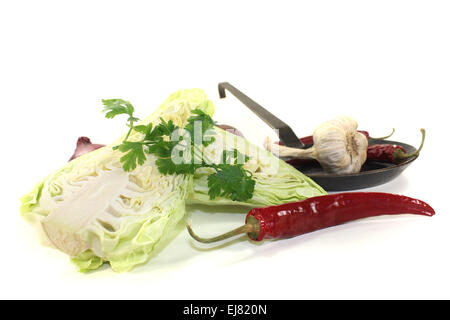Spitz Kohl mit Petersilie in einer Pfanne Stockfoto