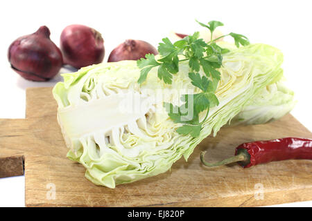 Spitz Kohl auf einem Brett Stockfoto