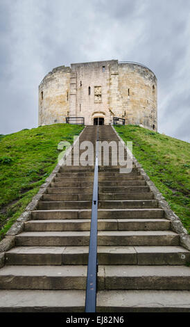 Clifford es Tower, Norman Motte und Bailey Schloß in York, England und der einzig verbliebene Teil des alten York Castle Stockfoto