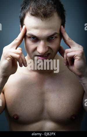 Böse beängstigend Mann sah sehr wütend Stockfoto