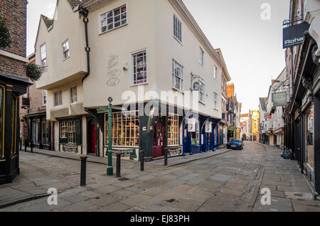 Stonegate und Teddybär Shop und Tee Zimmer im Morgengrauen in York, Großbritannien Stockfoto