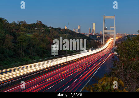 Verkehr an die Fatih Sultan Mehmet-Brücke - Istanbul-Türkei Stockfoto