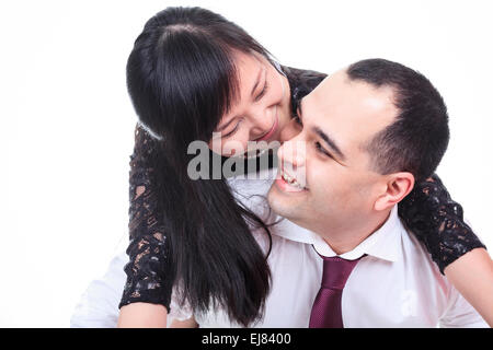 Porträt des Lächelns paar umarmt auf weißem Hintergrund Stockfoto