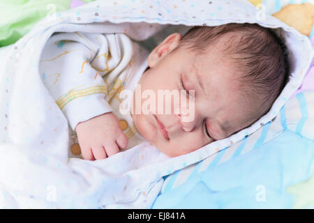 neugeborenes Baby Schlaf in einer Krippe Stockfoto