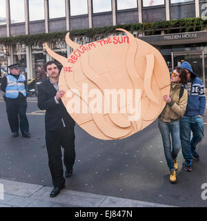 Bahnhof London Bridge, London, UK.  23. März 2015. Demonstranten versammeln sich mit ihren Plakaten außerhalb Großbritanniens News Hauptsitz, "die kleine Scherbe' in der Nähe von London Bridge als Teil des Protestes besetzen Rupert Murdoch.  Der Protest ist gegen die Dominanz der Milliardär Eigentümer der britischen Medien: Rupert Murdoch (News UK), Viscount Rothermere (Daily Mail Group), Richard Desmond (The Express) und die Barclay-Brüder (Telegraph). Bildnachweis: Stephen Chung/Alamy Live-Nachrichten Stockfoto