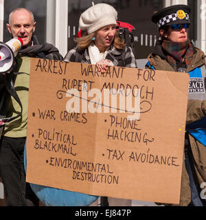 London Bridge Station, London UK. 23. März 2015.  Donnachadh McCarthy, Occupy Sprecher, links, abgebildet mit Demonstranten außerhalb Großbritanniens News Hauptquartier, "die kleine Scherbe' in der Nähe von London Bridge als Teil des Protestes besetzen Rupert Murdoch zu sammeln.  Der Protest ist gegen die Dominanz der Milliardär Eigentümer der britischen Medien: Rupert Murdoch (News UK), Viscount Rothermere (Daily Mail Group), Richard Desmond (The Express) und die Barclay-Brüder (Telegraph). Bildnachweis: Stephen Chung/Alamy Live-Nachrichten Stockfoto